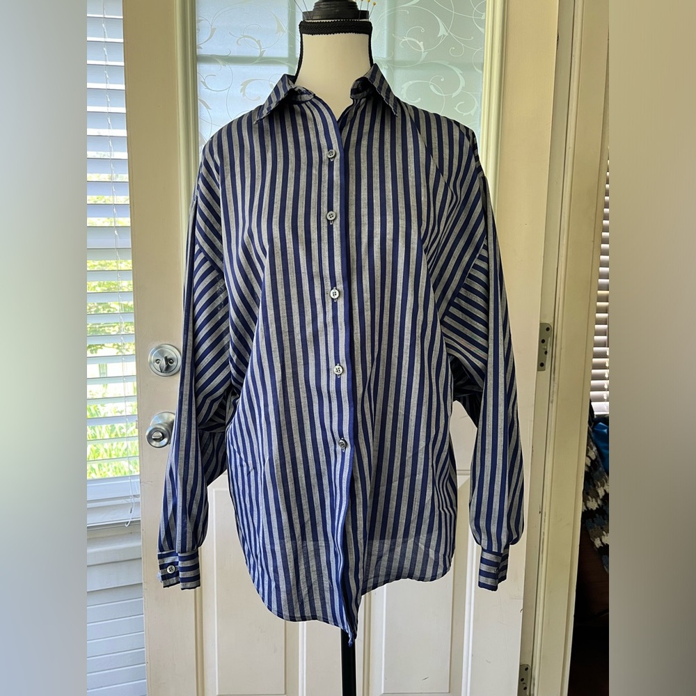 DeeCee vintage women’s size L bottom down long sleeve blouse. Silver and blue.